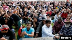 Orang-orang berkumpul untuk menonton permintaan maaf Perdana Menteri Kevin Rudd kepada penduduk asli Australia Aborigin di luar gedung parlemen di Canberra, 13 Februari 2008.