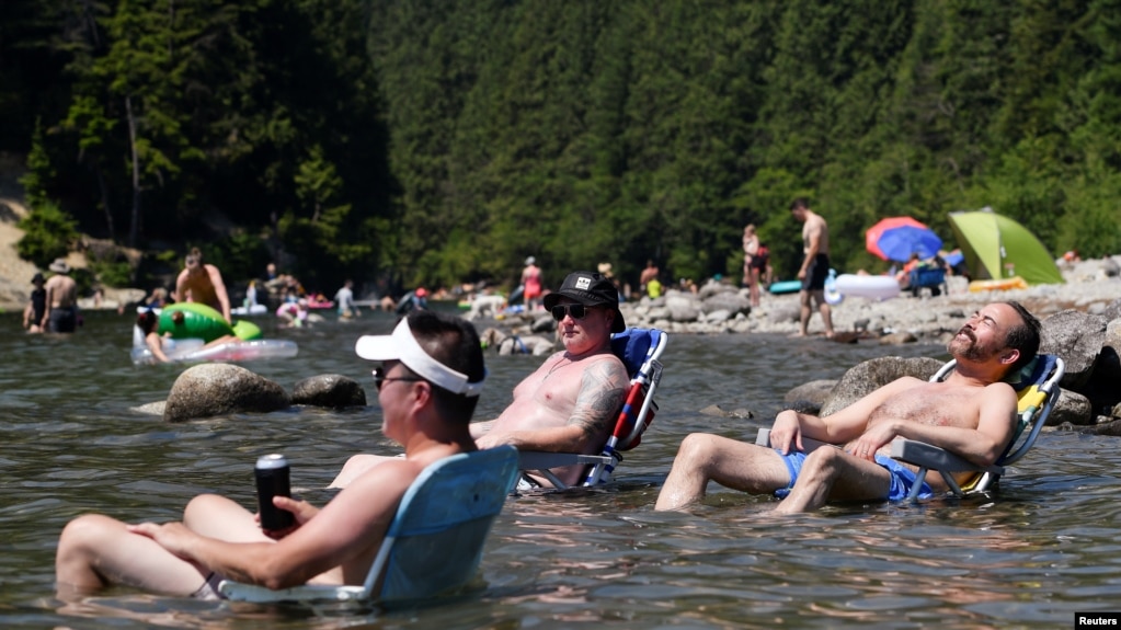 在热浪袭击下的加拿大不列颠哥伦比亚枫树岭，人们坐在艾鲁艾特湖中消暑。(2021年6月28日)(photo:VOA)
