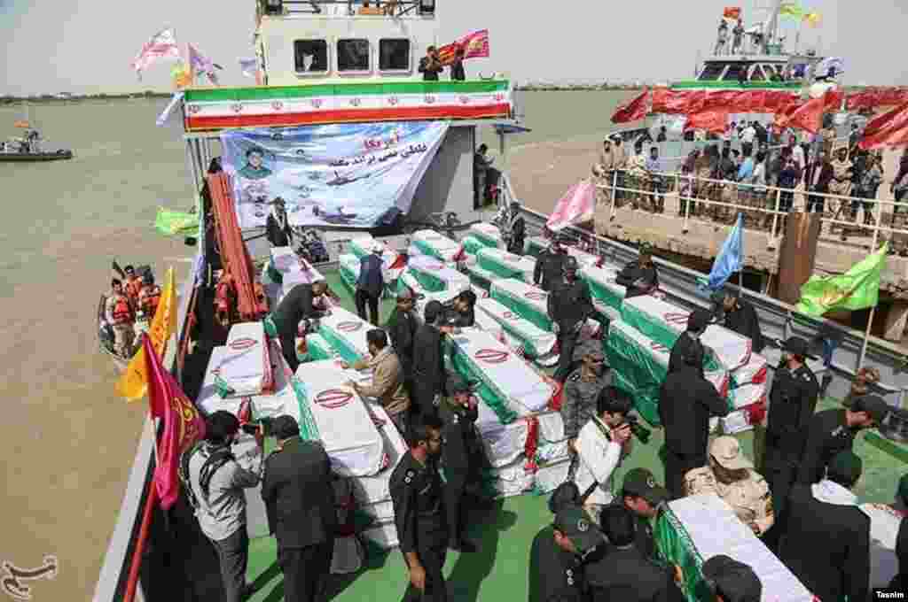 خبرگزاری تسنیم از «ورود پیکر‌ ۱۳۰ شهید تازه تفحص شده» از مرز آبادان خبر داد. عکس: مرتضی جابریان