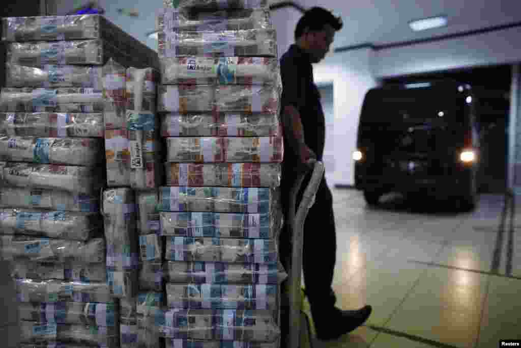 Những cọc tiền giấy rupiah của Indonesia đang chờ được chất lên xe tại trụ sở Ngân hàng Mandiri ở Jakarta, Indonesia.