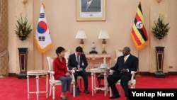 박근혜 한국 대통령과 요웨리 무세베니 우간다 대통령이 지난달 29일 정상회담을 하고 있다.
