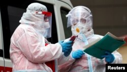ARHIVA, ILUSTRACIJA - Medicinski radnici na zadatku tokom pandemije koronavirusa (Foto: Reuters/Gleb Garanich)