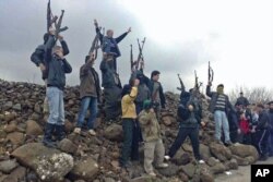 Des soldats syriens ayant rejoint l'Armée syrienne libre manifestent contre Bashar el-Assad près d'Idlib, le 29 jan. 2012