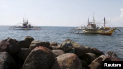 Tàu thuyền đánh cá của ngư dân Philippines bị tuần duyên Trung Quốc dùng vòi rồng tấn công trong khi neo đậu tại bờ biển của thị trấn Infanta, Pangasinan, miền bắc Philippines, ngày 22/4/2015.