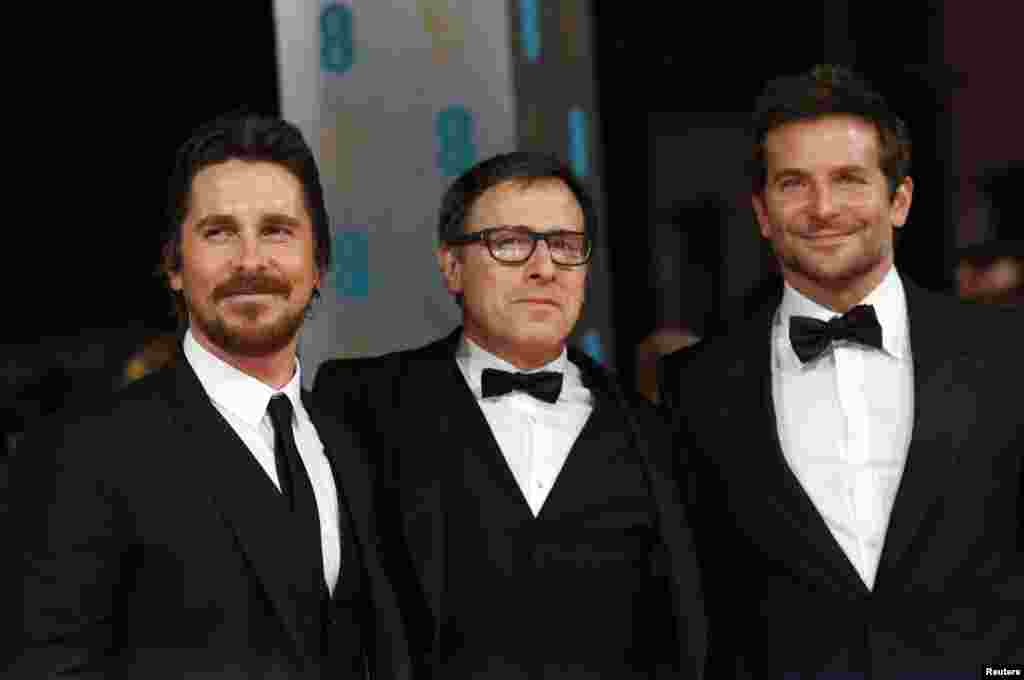 (E-D) O actor Christian Bale, o director David O. Russell e o actor Bradley Cooper chegam aos Prémios BAFTA&nbsp; da Academia Britânica de Artes e Cinema, na Royal Opera House em Londres Fev. 16, 2014.&nbsp; REUTERS/Suzanne Plunkett 