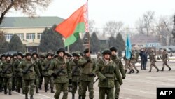 Tentara Belarusia dari Organisasi Perjanjian Keamanan Kolektif (CSTO) menghadiri upacara yang menandai berakhirnya misi CSTO di Almaty, pada 13 Januari 2022. (Alexandr BOGDANOV / AFP)