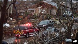 在德州一個居民區發生龍捲風後， 救援車輛駛入災區