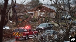 Petugas penyelamat AS memeriksa lokasi tornado di Rowlett, Texas hari Minggu (27/12). 