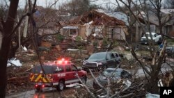 미국 텍사스 주 로우렛 시 주택가가 토네이도로 폐허가 된 가운데 27일 구급차가 출동했다.