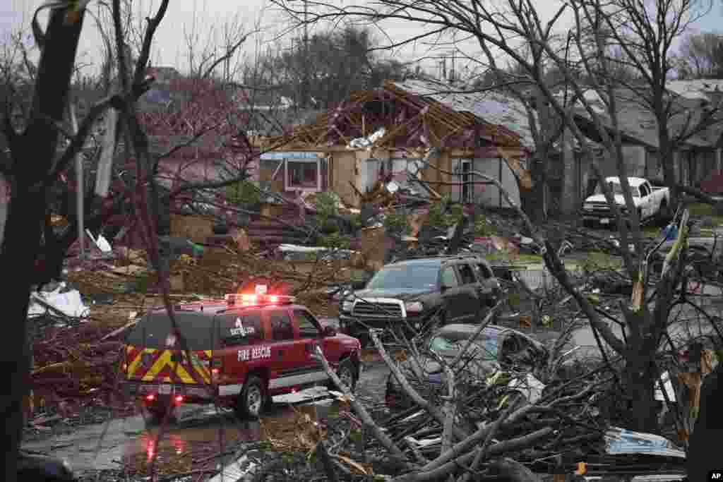 Wata motar &#39;yan kwana-kwana na shawagi a kusa da wata unguwar Rowlett, a jihar Texas, bayan wata Guguwa da tayi barna, har mutane 11 suka rasa rayukan su, da dama kuma suka jikkata. A ranar 27 ga watan Disamba 2015.