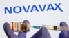 រូបឯកសារ៖ នៅ​ក្នុង​រូបថត​កាល​ពី​ថ្ងៃទី៣០ ខែតុលា ឆ្នាំ២០២០ នេះ បង្ហាញ​ពី​ដប​វ៉ាក់សាំង​មួយ​ដែល​មាន​ស្លាកសញ្ញា​ថា «វ៉ាក់សាំង​បង្ការ​ជំងឺ​កូវីដ១៩» និង​ម្ជុល​ចាក់​ថ្នាំ​មួយ​នៅ​ពី​មុខ​ស្លាកសញ្ញា​ក្រុមហ៊ុន Novavax។