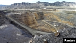资料照片：莫利公司(Molycorp)位于加州芒廷帕斯的一座500英尺深的露天矿坑。(2015年6月29日)