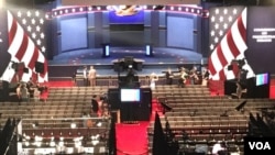 Final preparations are underway for the third and final debate between Republican candidate Donald Trump and Democratic candidate Hillary Clinton, at the Thomas & Mack Center on the campus of the University of Nevada, Las Vegas, Oct. 19, 2016. (E. Lee/VOA)