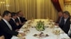 MİT Müsteşarı Hakan Fidan(solda), Ahmet Davutoğlu ile bir iftar yemeğinde
