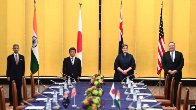 左起:印度外长苏杰生,日本外相茂木敏充,澳大利亚外长佩恩和美国国务卿蓬佩奥在东京举行四方会谈。(2020年10月6日)