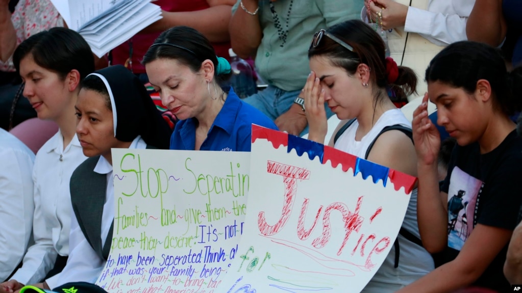 Dân tụ tập tại Nhà thờ Thánh Mark bày tỏ đoàn kết với người di dân. ngày 21/6/2018 ở El Paso, Texas. (AP Photo/Matt York) 
