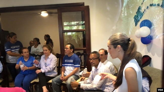 Periodistas nicaraguenses Miguel Mora y Lucía Pineda reciben a una comisión de la Sociedad Interamericana de Prensa. Managua, Nicaragua. Junio 12, 2019 Photo: Daliana Ocaña - VOA.