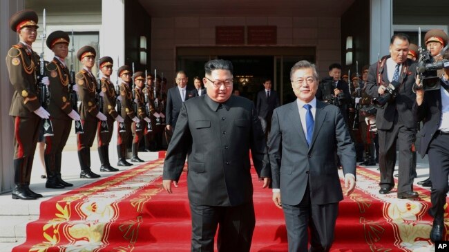 朝鲜领导人金正恩（左）和韩国总统文在寅在板门店北部举行会晤后走出会场。（2018年5月27日）