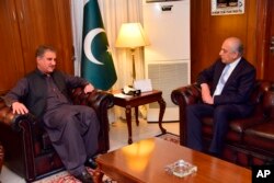 FILE - Photo released by the Foreign Office shows Pakistan's Foreign Minister Shah Mehmood Qureshi (L) meeting with US envoy Zalmay Khalilzad at the Foreign Ministry in Islamabad, Pakistan, April 5, 2019.