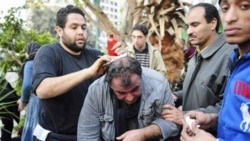 یک خبرنگار فرانسوی مجروح در میدان تحریر قاهره توسط معترضان مداوا می شود