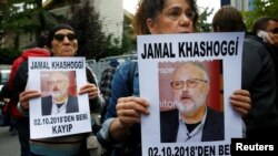 Aktivis hak-hak asasi manusia memperlihatkan foto jurnalis Arab Saudi, Jamal Khashoggi, dalam unjuk rasa di luar Konsulat Arab Saudi di Istanbul, Turki, 9 Oktober 2018.