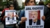 Para aktivis HAM membawa foto jurnalis Jamal Khashoggi yang masih "hilang", saat melakukan protes di depan Konsulat Saudi di Istanbul, Turki (9/10). 