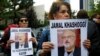 Les défenseurs des droits de l'homme tiennent des photos du journaliste saoudien Jamal Khashoggi lors d'une manifestation devant le consulat d'Arabie Saoudite à Istanbul, en Turquie, le 9 octobre 2018.