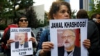 Các nhà hoạt động nhân quyền cầm hình của nhà báo Jamal Khashoggi trong một cuộc biểu tình bên ngoài lãnh sự quán của Ả-rập Saudi ở Istanbul, Thổ Nhĩ Kì, ngày 9 tháng 10, 2018.