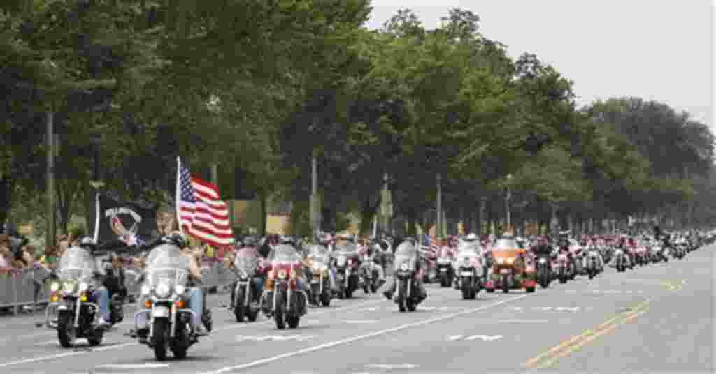 Cientos de motociclistas llamados Rolling Thunder participan de los eventos por el Día de los Caídos en Guerra en la Avenida Constitución, en Washington.