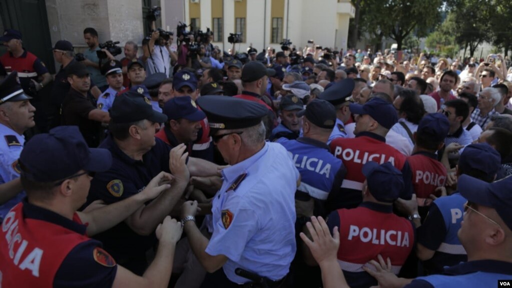 Tiranë, tensione para Teatrit Kombëtar