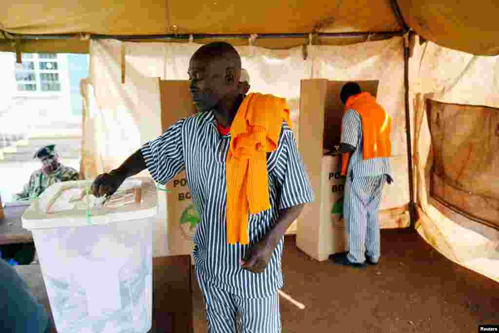 A prisoner votes during the national election at the Kamiti Maximum Security Prison near Nairobi, Kenya, Aug. 8, 2017.