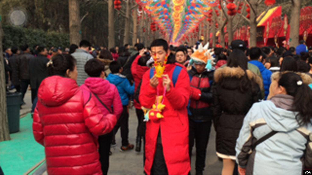 猴年正月初五，即将进入尾声的北京地坛庙会仍然万头涌动，十分热闹（美国之音叶兵拍摄） 