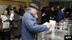 Ukrayna "exit-poll" prezidentin partiyasının öndə olduğunu göstərir