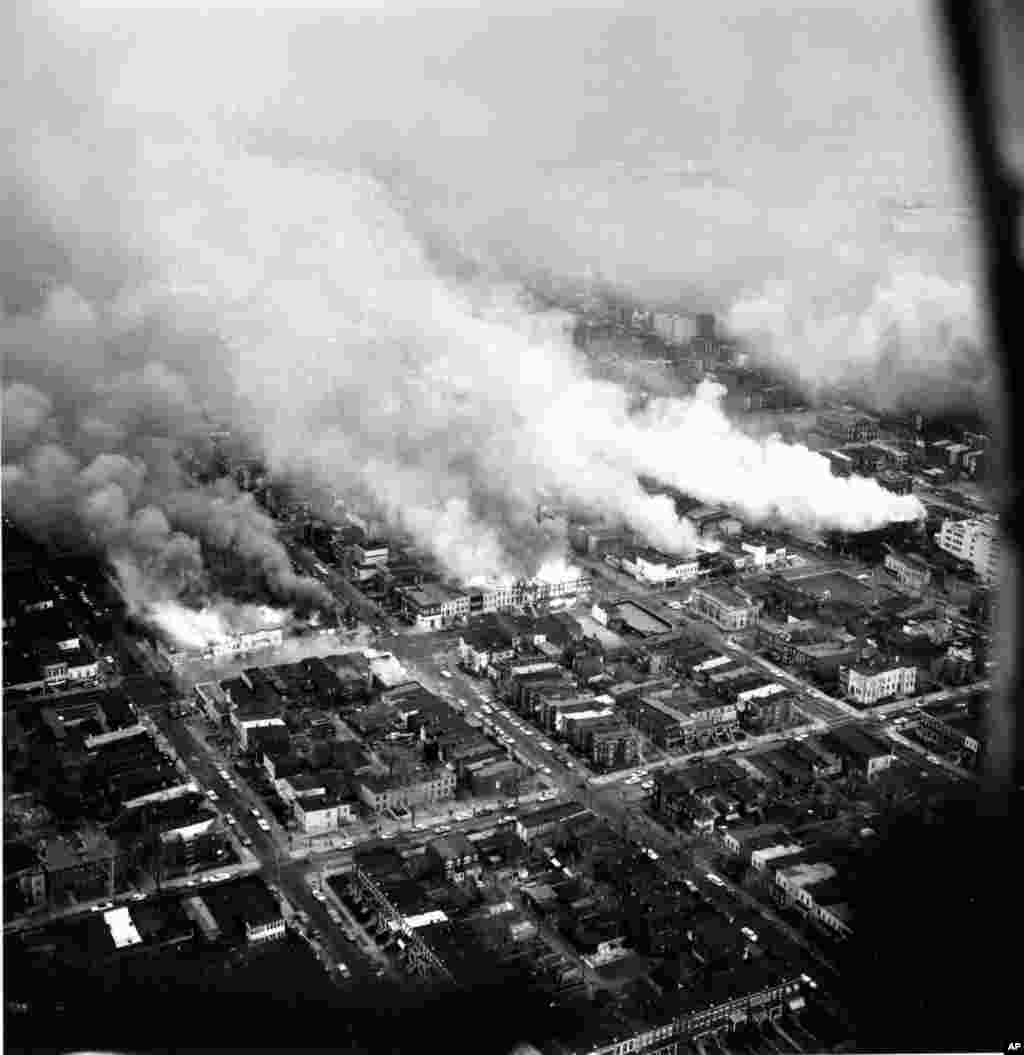  Picha ilipigwa kutoka angani ikionyesha wingu la moshi lililokuwa linaendelea kusambaa kutoka katika majengo yaliyokuwa yanaunguwa upande wa kaskazini mashariki ya Washington, DC, Aprili 5, 1968.