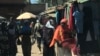 Gente nas ruas do Bairro Carioca em Pemba, província de Cabo Delgado, Moçambique