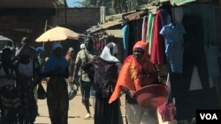 Gente nas ruas do Bairro Carioca em Pemba, província de Cabo Delgado, Moçambique