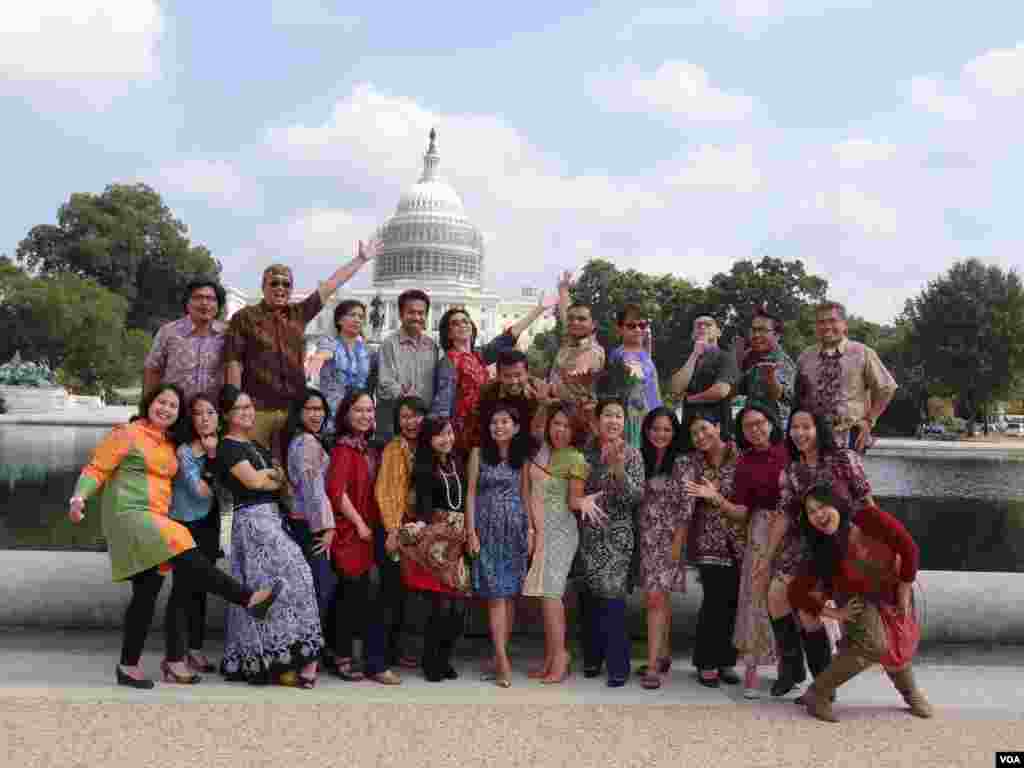 Warga Indonesia di Washington D.C. mengenakan batik dalam perayaan Hari Batik Nasional untuk menunjukkan kebanggaan mereka akan budaya bangsa. 