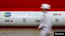 Logo proyek pipa gas Nord Stream 2 pada pipa di pabrik penggulungan pipa di Chelyabinsk, Rusia, 26 Februari 2020. (REUTERS/Maxim Shemetov//File Foto)