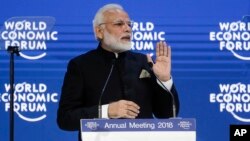 Perdana Menteri India Narendra Modi memberikan pidato pada Forum Ekonomi Dunia di Davos, Swiss, hari Selasa (23/1).
