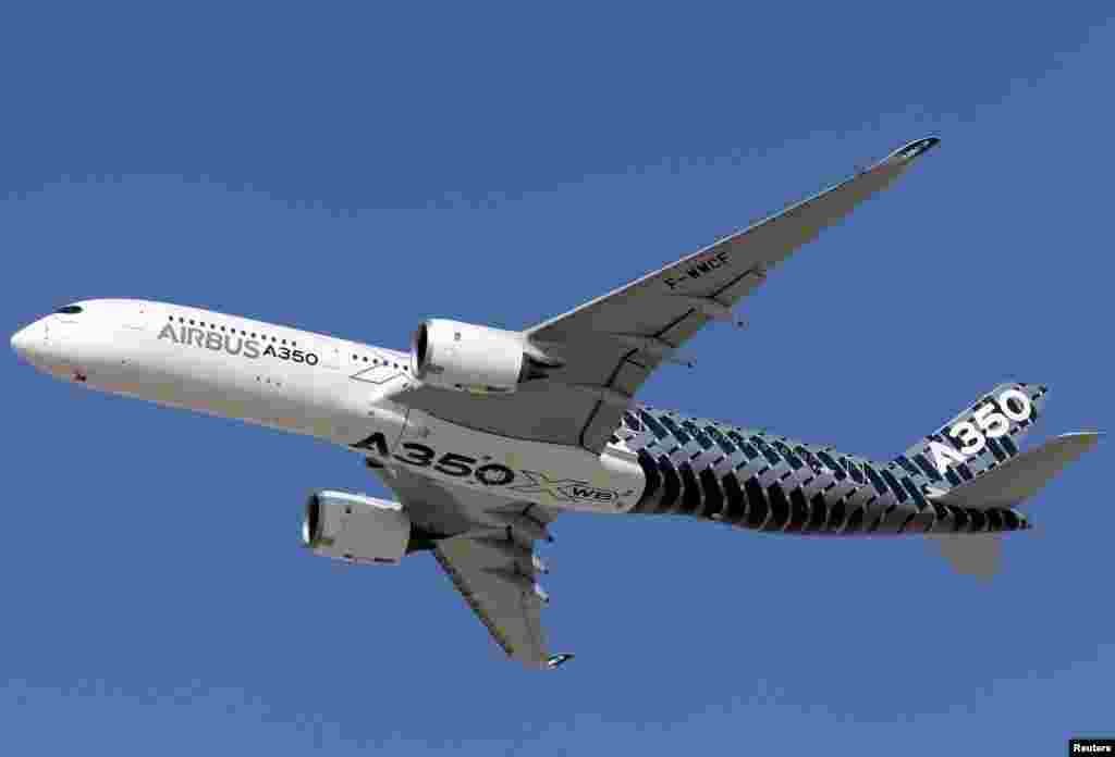 هواپیمای ایربس A350 در حال پرواز در نمایشگاۀ هوانوردی دوبی