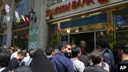 이란 정부가 단일환율제를 시행한 10일 테헤란의 한 은행 앞에 미국 달러화를 사려는 시민들이 줄 서 있다.