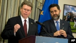 7月12日歐盟首席談判代表加西亞-柏塞羅(右)和美國首席談判代表穆拉尼(左)