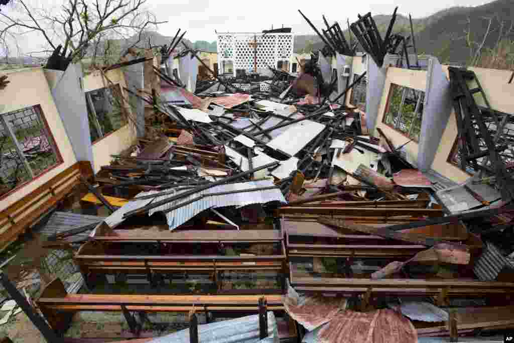 Gereja Saint Anne hancur akibat Badai Matthew di Camp Perrin, Les Cayes di Haiti (6/10). (AP/Dieu Nalio Chery)