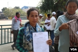Thy Sokha, wife of Y Sovann, appealed for the release of her husband in Phnom Penh, Cambodia, January 11, 2019. (Sun Narin/VOA Khmer)