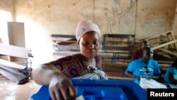 Raia wa Mali akitumia haki yake kupiga kura 