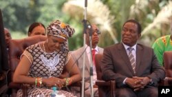 La Première dame zimbabwéenne Grace Mugabe, à gauche, et le e vice-président Emmerson Mnangagwa lors d’une réunion à l’état-major de Zanu-PF, parti au pouvoir, Harare, Zimbabwe, 10 février 2016.