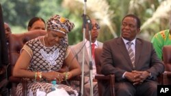 Grace Mugabe, umugore w'uwahoze ari perezida wa Zimbabwe Robert Mugabe. Ari kumwe na Emmerson Mnangagwa uherutse gusimbura umugabo we.
