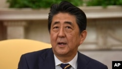 아베 신조 일본 총리가 지난달 26일 백악관 집무실에서 도널드 트럼프 미국 대통령과 정상회담을 했다. 