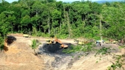 Alat berat digunakan penambang ilegal untuk mengeruk batu bara di kawasan desa Muang Dalam, Samarinda. (Foto: Courtesy/IMD)