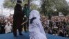 Seorang perempuan yang melakukan prostitusi menerima hukuman cambuk di Banda Aceh, 20 April 2018 lalu (foto: ilustrasi). 